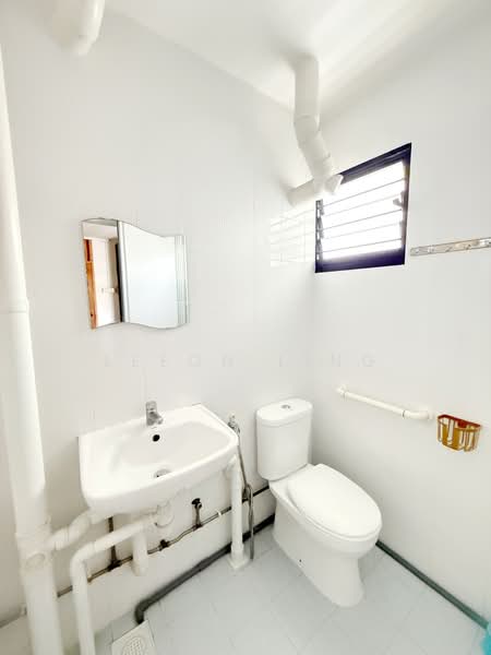 576 Ang Mo Kio Avenue 10, 576 Ang Mo Kio Avenue 10, 2 Bedrooms, 872 sqft, HDB Flat For Rent, by Leeon Ling, 500207660 - Bathroom - PropertyGuru.com.sg