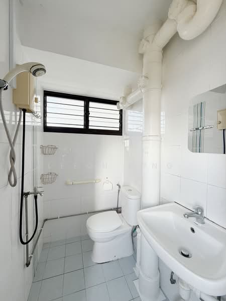 576 Ang Mo Kio Avenue 10, 576 Ang Mo Kio Avenue 10, 2 Bedrooms, 872 sqft, HDB Flat For Rent, by Leeon Ling, 500207660 - Bathroom - PropertyGuru.com.sg