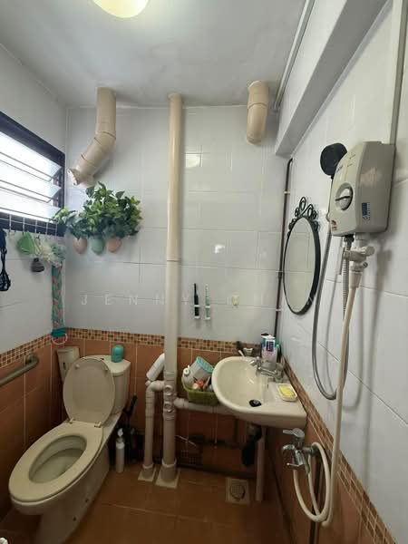 331 Clementi Avenue 2, 331 Clementi Avenue 2, 2 Bedrooms, 721 sqft, HDB Flat For Sale, by Jenny Chan, 500207711 - Bathroom - PropertyGuru.com.sg