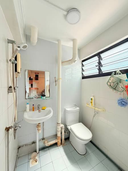 296 Tampines Street 22, 296 Tampines Street 22, 3 Bedrooms, 1,033 sqft, HDB Flat For Rent, by James Yeo, 500207722 - Bathroom - PropertyGuru.com.sg