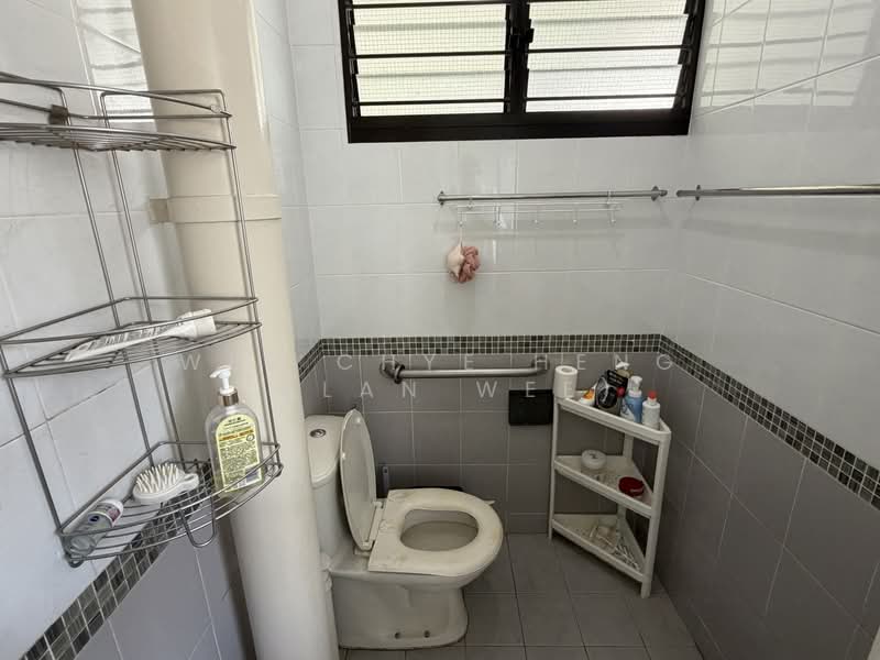 608 Clementi West Street 1, 608 Clementi West Street 1, 2 Bedrooms, 732 sqft, HDB Flat For Rent, by Wee Chye Heng (Alan Wee), 500207724 - Bathroom - PropertyGuru.com.sg