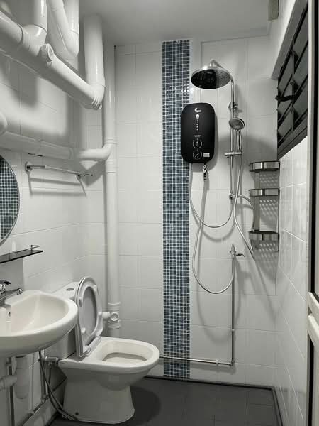 701 Hougang Avenue 2, 701 Hougang Avenue 2, Room Rental, 100 sqft, HDB Flat For Rent, by Oling Puspa Alamsjah, 500207771 - Bathroom - PropertyGuru.com.sg