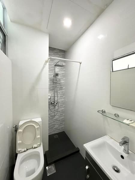 The Daffodil, 568 Upper East Coast Road, 2 Bedrooms, 743 sqft, Apartment For Rent, by Nigel J M, 500207792 - Bathroom - PropertyGuru.com.sg