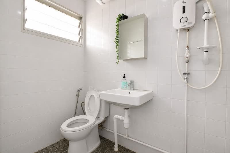 353 Tampines Street 33, 353 Tampines Street 33, 3 Bedrooms, 1,152 sqft, HDB Flat For Sale, by Zahidah Sauki, 500207937 - Bathroom - PropertyGuru.com.sg