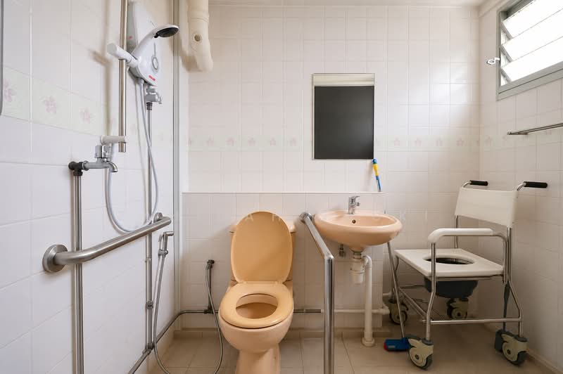 353 Tampines Street 33, 353 Tampines Street 33, 3 Bedrooms, 1,152 sqft, HDB Flat For Sale, by Zahidah Sauki, 500207937 - Bathroom - PropertyGuru.com.sg