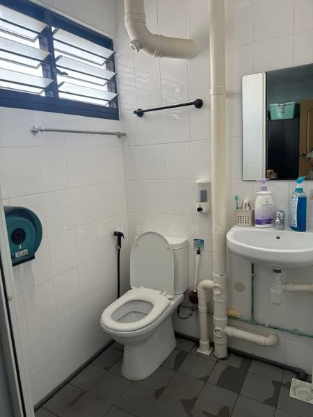 701 Hougang Avenue 2, 701 Hougang Avenue 2, 2 Bedrooms, 720 sqft, HDB Flat For Rent, by Irene Choo, 500207965 - Bathroom - PropertyGuru.com.sg