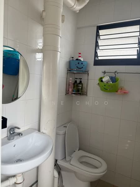 701 Hougang Avenue 2, 701 Hougang Avenue 2, 2 Bedrooms, 720 sqft, HDB Flat For Rent, by Irene Choo, 500207965 - Bathroom - PropertyGuru.com.sg