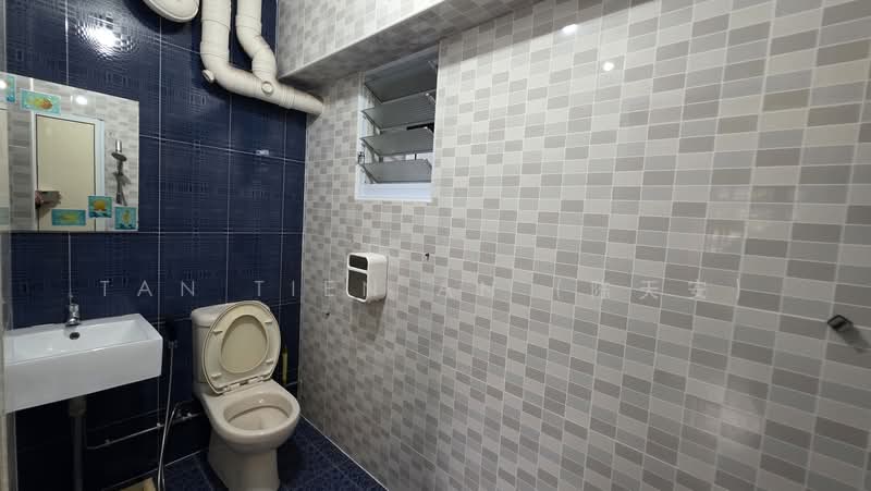 291 Bishan Street 24, 291 Bishan Street 24, 3 Bedrooms, 104 sqft, HDB Flat For Rent, by Tan Tien An (陈天安), 500207983 - Common Bathroom - PropertyGuru.com.sg