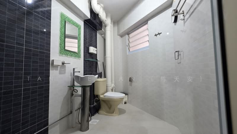 291 Bishan Street 24, 291 Bishan Street 24, 3 Bedrooms, 104 sqft, HDB Flat For Rent, by Tan Tien An (陈天安), 500207983 - Master Bathroom - PropertyGuru.com.sg