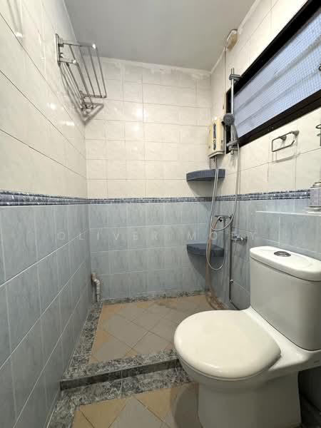577 Hougang Avenue 4, 577 Hougang Avenue 4, 4 Bedrooms, 1,507 sqft, HDB Flat For Sale, by Oliver Moey, 500208001 - Bathroom - PropertyGuru.com.sg