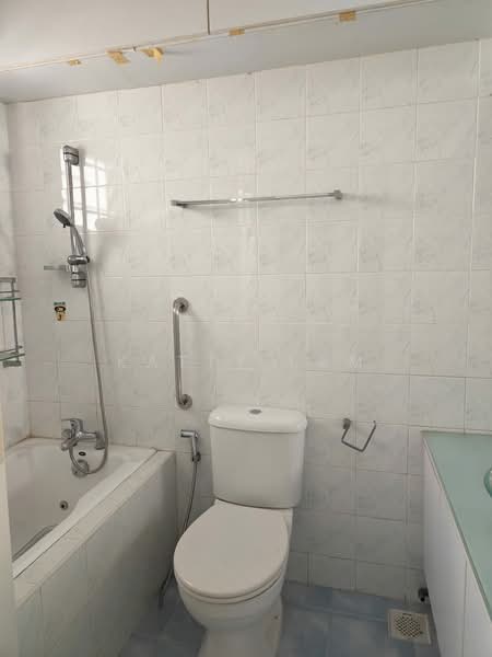 121 Rivervale Drive, 121 Rivervale Drive, 3 Bedrooms, 1,184 sqft, HDB Flat For Sale, by Katty Lam, 500208027 - Bathroom - PropertyGuru.com.sg