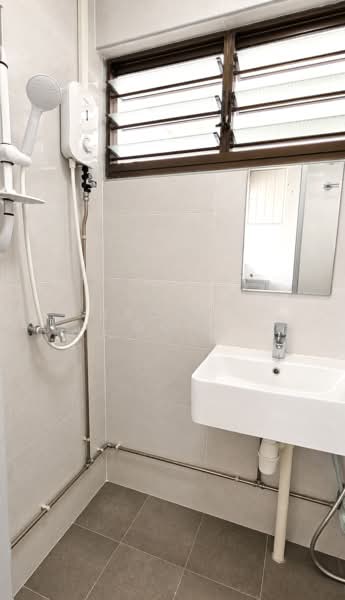 141 Bishan Street 12, 141 Bishan Street 12, 3 Bedrooms, 904 sqft, HDB Flat For Sale, by Rachel Goh, 500208065 - Common Bathroom - PropertyGuru.com.sg