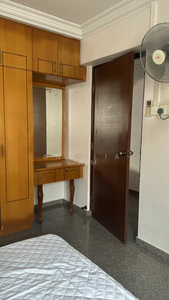 634 Ang Mo Kio Avenue 6, 634 Ang Mo Kio Avenue 6, 3 Bedrooms, 980 sqft, HDB Flat For Sale, by Angelia Yam, 500208070 - Built-in Wardrobe with dressing table - PropertyGuru.com.sg