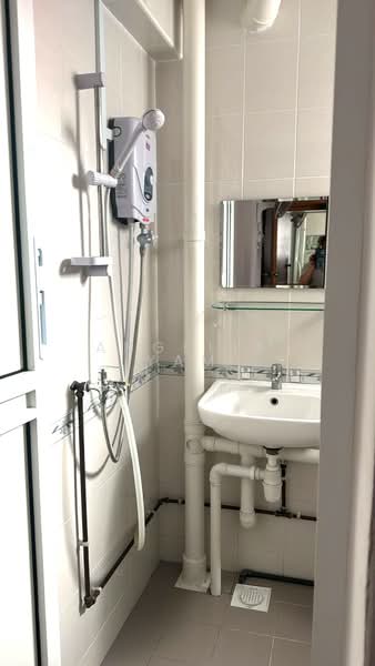 634 Ang Mo Kio Avenue 6, 634 Ang Mo Kio Avenue 6, 3 Bedrooms, 980 sqft, HDB Flat For Sale, by Angelia Yam, 500208070 - Bathroom - PropertyGuru.com.sg