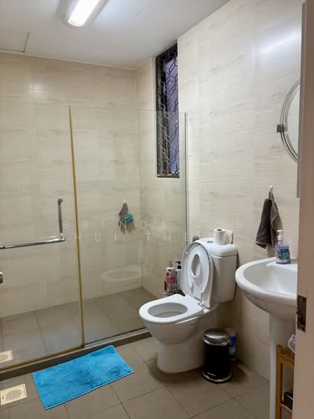 Spacious Semi D with garden at Glasgow Road, , 5 Bedrooms, 3,100 sqft, Semi-Detached House For Rent, by Brenda Koh Hui Theng, 500208102 - Bathroom - PropertyGuru.com.sg