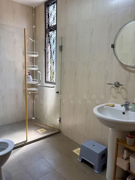 Spacious Semi D with garden at Glasgow Road, , 5 Bedrooms, 3,100 sqft, Semi-Detached House For Rent, by Brenda Koh Hui Theng, 500208102 - Bathroom - PropertyGuru.com.sg