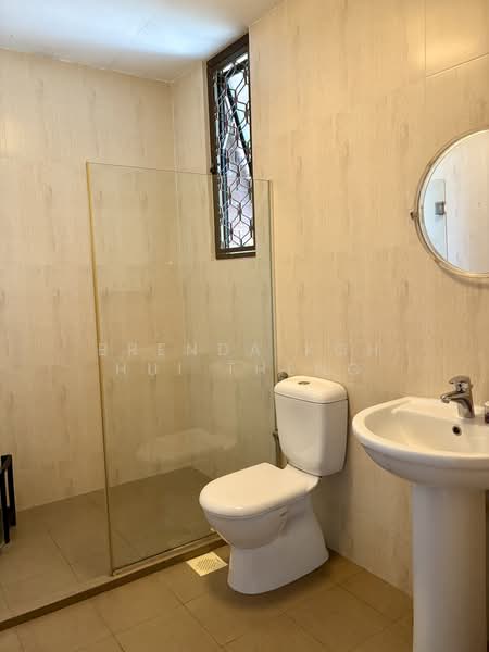 Spacious Semi D with garden at Glasgow Road, , 5 Bedrooms, 3,100 sqft, Semi-Detached House For Rent, by Brenda Koh Hui Theng, 500208102 - Bathroom - PropertyGuru.com.sg