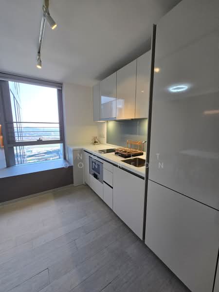 V on Shenton, 5 Shenton Way, 2 Bedrooms, 743 sqft, Condominium For Sale, by Sing Seet Soon Reon, 500208171 - Kitchen - PropertyGuru.com.sg