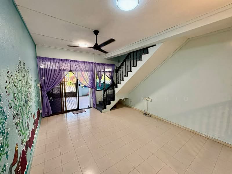 Thomson Garden Estate, Sin Ming Road, 2 Bedrooms, 1,001 sqft, Terraced House For Sale, by Mahirah A Mahid, 500208175 - Living Room - PropertyGuru.com.sg