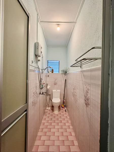 Thomson Garden Estate, Sin Ming Road, 2 Bedrooms, 1,001 sqft, Terraced House For Sale, by Mahirah A Mahid, 500208175 - Bathroom - PropertyGuru.com.sg