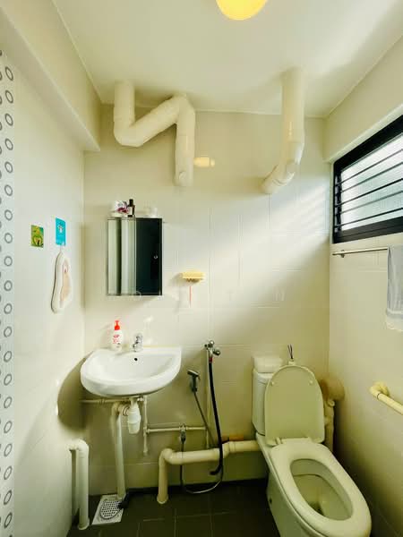 225 Serangoon Avenue 4, 225 Serangoon Avenue 4, 3 Bedrooms, 1,011 sqft, HDB Flat For Sale, by Zola Tan, 500208199 - Master Bath - PropertyGuru.com.sg