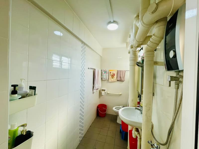 225 Serangoon Avenue 4, 225 Serangoon Avenue 4, 3 Bedrooms, 1,011 sqft, HDB Flat For Sale, by Zola Tan, 500208199 - Common Bath - PropertyGuru.com.sg