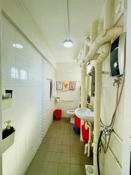 225 Serangoon Avenue 4, 225 Serangoon Avenue 4, 3 Bedrooms, 1,011 sqft, HDB Flat For Sale, by Zola Tan, 500208199 - Common Bath - PropertyGuru.com.sg