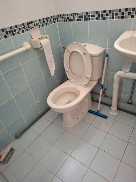 704 Yishun Avenue 5, 704 Yishun Avenue 5, Room Rental, 300 sqft, HDB Flat For Rent, by Alan Huy, 500208208 - Bathroom - PropertyGuru.com.sg