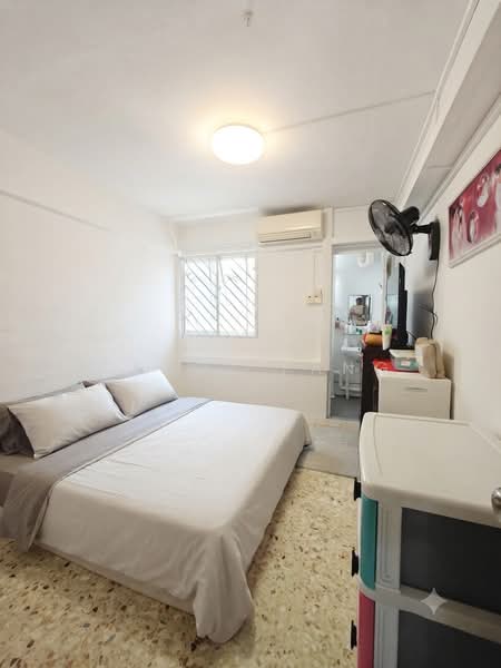 405 Ang Mo Kio Avenue 10, 405 Ang Mo Kio Avenue 10, 2 Bedrooms, 721 sqft, HDB Flat For Sale, by Chloe Fang, 500208224 - Bedroom - PropertyGuru.com.sg