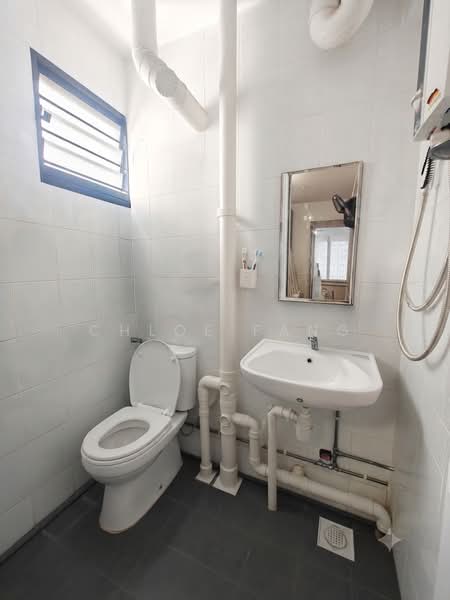 405 Ang Mo Kio Avenue 10, 405 Ang Mo Kio Avenue 10, 2 Bedrooms, 721 sqft, HDB Flat For Sale, by Chloe Fang, 500208224 - Bathroom - PropertyGuru.com.sg