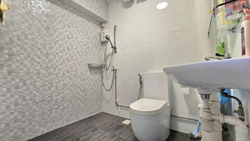 😍❤️CLOSING*** Open Kitchen 5 Room 3 Bed 2 Bath Balcony Huge Yard, , 3 Bedrooms, 1,291 sqft, HDB Flat For Sale, by CD Sung, 500208260 - Bathroom - PropertyGuru.com.sg