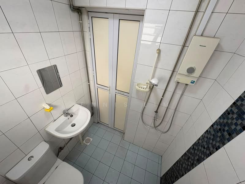 115 Jurong East Street 13, 115 Jurong East Street 13, 2 Bedrooms, 721 sqft, HDB Flat For Sale, by Dennis Lim, 500208268 - Bathroom - PropertyGuru.com.sg