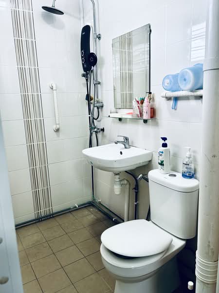165 Bedok South Road, 165 Bedok South Road, 3 Bedrooms, 904 sqft, HDB Flat For Sale, by Isaac Chee, 500208325 - Bathroom - PropertyGuru.com.sg