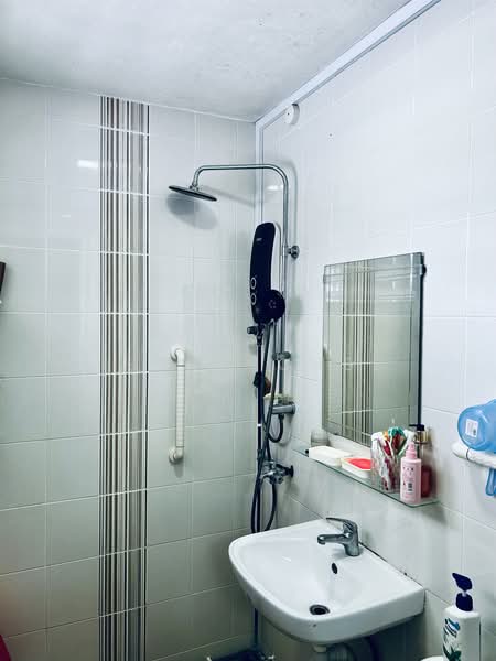 165 Bedok South Road, 165 Bedok South Road, 3 Bedrooms, 904 sqft, HDB Flat For Sale, by Isaac Chee, 500208325 - Bathroom - PropertyGuru.com.sg