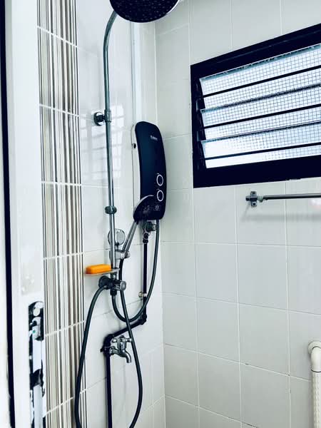 165 Bedok South Road, 165 Bedok South Road, 3 Bedrooms, 904 sqft, HDB Flat For Sale, by Isaac Chee, 500208325 - Bathroom - PropertyGuru.com.sg