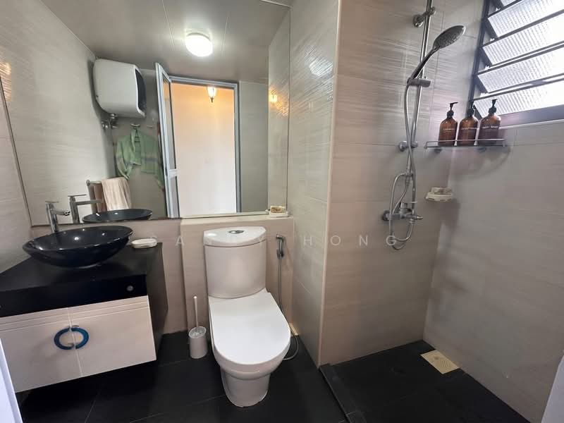 675A Jurong West Street 64, 675A Jurong West Street 64, 3 Bedrooms, 1,184 sqft, HDB Flat For Sale, by Sandy Hong, 500208338 - Bathroom - PropertyGuru.com.sg