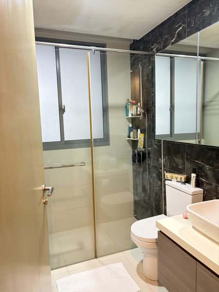 Skies Miltonia, 3 Miltonia Close, 3 Bedrooms, 969 sqft, Condominium For Sale, by Kelvin Lim, 500208339 - Bathroom - PropertyGuru.com.sg