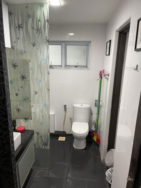 Hoot Kiam Mansion, 25 Hoot Kiam Road, 4 Bedrooms, 1,464 sqft, Walk-up Apartment For Rent, by Serene Tey, 500208357 - Bathroom - PropertyGuru.com.sg