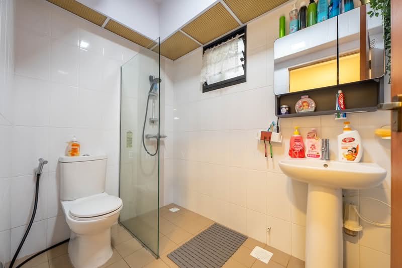 120B Punggol Edge, 120B Edgedale Plains, 3 Bedrooms, 1,205 sqft, HDB Flat For Sale, by Sherlyn Chan, 500208386 - Common Bathroom - PropertyGuru.com.sg