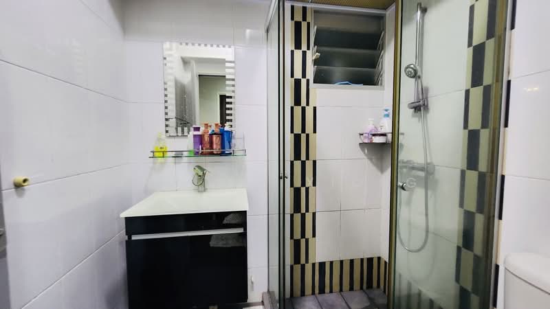 10B Bendemeer Light, 10B Bendemeer Road, 3 Bedrooms, 1,001 sqft, HDB Flat For Sale, by Ang Pei Xiong, 500208388 - Bathroom - PropertyGuru.com.sg