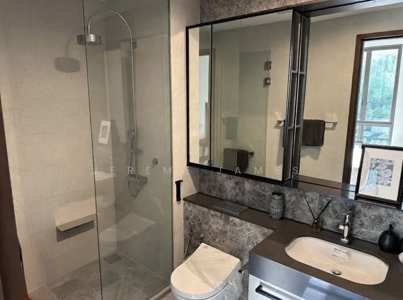 Parksuites, 26 Holland Grove Road, 1 Bedroom, 592 sqft, Condominium For Sale, by Jereme James, 500208411 - Bathroom - PropertyGuru.com.sg