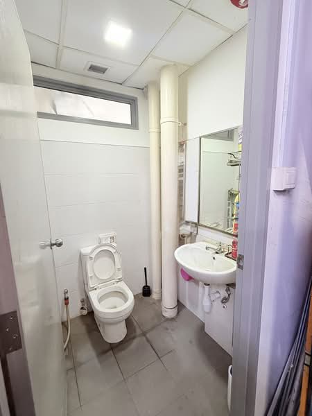 Mega@Woodlands, 39 Woodlands Close, 1,711 sqft, Light Industrial (B1) For Sale, by Charlyn Wang, 500208426 - Bathroom - CommercialGuru.com.sg