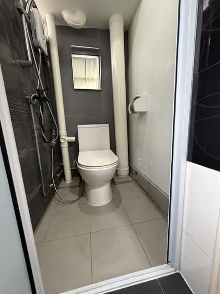 45 Telok Blangah Drive, 45 Telok Blangah Drive, 3 Bedrooms, 600 sqft, HDB Flat For Rent, by Jane Lee, 500208428 - Bathroom - PropertyGuru.com.sg