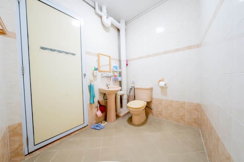 549 Pasir Ris Street 51, 549 Pasir Ris Street 51, 4 Bedrooms, 1,657 sqft, HDB Flat For Sale, by Kai Mun, 500208432 - Bathroom - PropertyGuru.com.sg