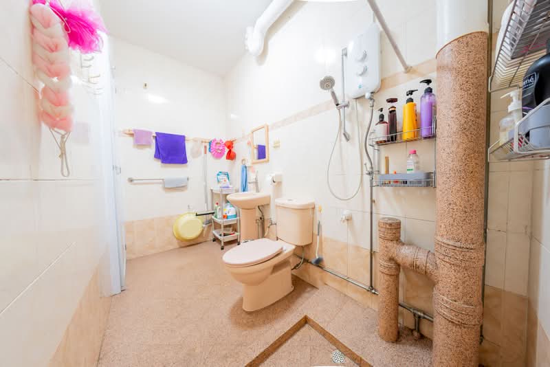 549 Pasir Ris Street 51, 549 Pasir Ris Street 51, 4 Bedrooms, 1,657 sqft, HDB Flat For Sale, by Kai Mun, 500208432 - Bathroom - PropertyGuru.com.sg