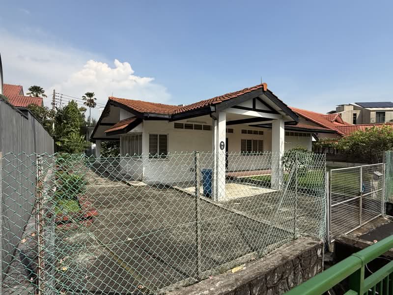 Bungalow off Holland Road / Jelita Area, Jelita, 3 Bedrooms, 2,530 sqft, Bungalow House For Sale, by George Tan, 500208443 - Exterior - PropertyGuru.com.sg
