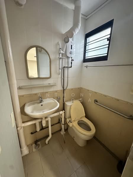 573 Cheng San Court, 573 Ang Mo Kio Avenue 3, 3 Bedrooms, 968 sqft, HDB Flat For Rent, by Anthony Sentosa, 500208452 - Master Bedroom Bathroom - PropertyGuru.com.sg