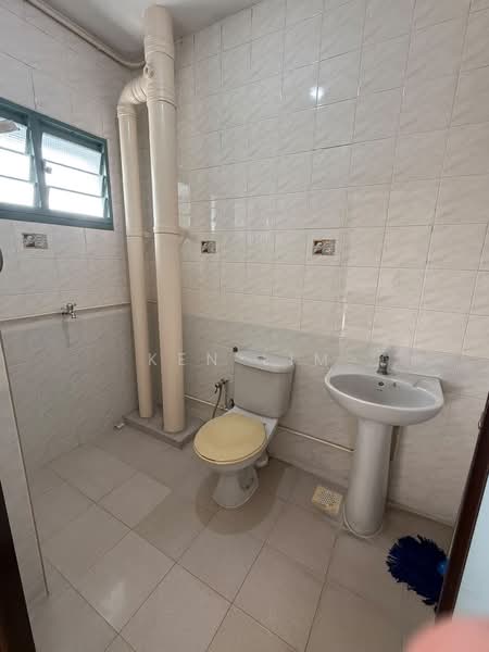 452 Choa Chu Kang Avenue 4, 452 Choa Chu Kang Avenue 4, 3 Bedrooms, 1,324 sqft, HDB Flat For Sale, by Ken Lim, 500208467 - Bathroom - PropertyGuru.com.sg