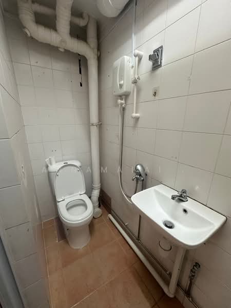 223A Compassvale Walk, 223A Compassvale Walk, Room Rental, 250 sqft, HDB Flat For Rent, by Annamalai ., 500208474 - Bathroom - PropertyGuru.com.sg