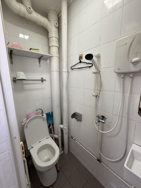 721 Bedok Reservoir Road, 721 Bedok Reservoir Road, 4 Bedrooms, 1,582 sqft, HDB Flat For Sale, by Roger Ho, 500208476 - Bathroom - PropertyGuru.com.sg